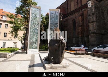 Die Statue von Papst Johannes Paul II. Außerhalb der Hl. Stanislaw und Hl. Wenzel Kirche in Swidnica, Polen. Stockfoto