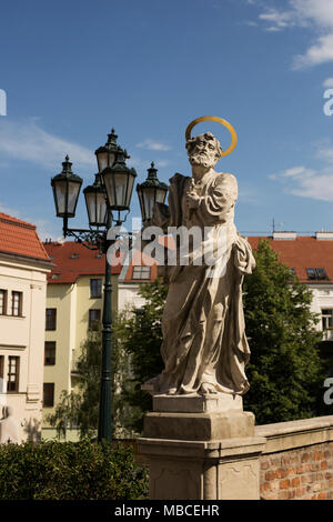 Skulptur des heiligen Petrus in der Nähe der Petrov (Kathedrale des heiligen Petrus und Paulus) an einem Sommertag in Brünn, Tschechien. Stockfoto