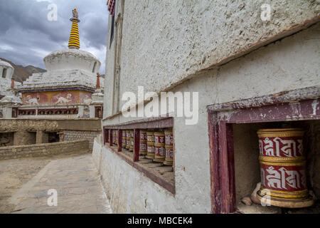 Eine Reihe von einzigartigen Gebetsmühlen führt den Blick auf eine Stupa in Lamayuru Kloster Stockfoto