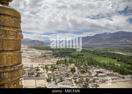 Blick nach Osten vom Thiksay Thiksay Klosters Dorf, Fluss Indus und fruchtbaren Auen in der Nähe des Indus. Darüber hinaus ist das Land ausgetrocknet und trocken Stockfoto