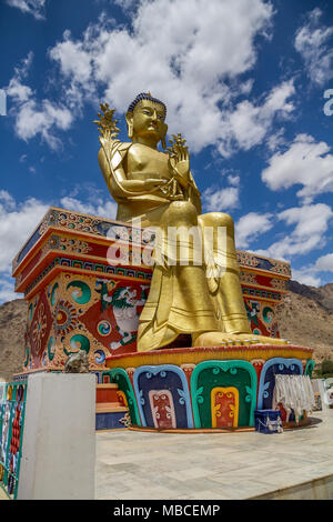 Groß vergoldet gold Statue des Buddha Maitreya (Zukunft) in 1999 abgeschlossen. Auf einem bunten Bank sitzt, die Statue ist eklatant gegen den blauen Himmel Ladakh Stockfoto