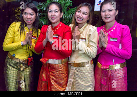 Thai Personal an der Rezeption in der traditionellen Tracht, Bangkok, Thailand Stockfoto