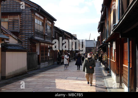 Higashi Chaya, eine Art Altstadt von Kanazawa, die auch beliebt als Geisha District. Viele Menschen Kimono Hier trägt. In Kanazawa, Februar 2018 getroffen Stockfoto