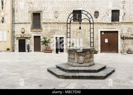 Bitonto, Italien - 05.Mai 2017: Alte Kirche mit einem Brunnen in Bitonto, Apulien, Italien Stockfoto