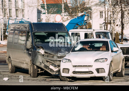 Kollision zweier Autos. Abgestürzt Minibus und luxuriösen Crossover-SUV Autos in der Stadt. Autowrack, Unfall Stockfoto