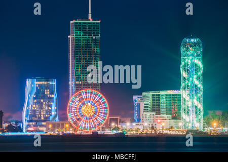 Batumi, Adscharien, Georgia. Moderne Architektur in Strandpromenade. Wunder Park mit modernen Gebäuden in der Nacht oder am Abend die Lichter leuchten, Illum Stockfoto