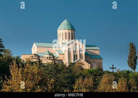Kutaisi, Georgien. Alte Mauern von Bagrati Kathedrale. UNESCO-Weltkulturerbe. Wahrzeichen, Meisterwerk der mittelalterlichen georgianische Architektur. Stockfoto
