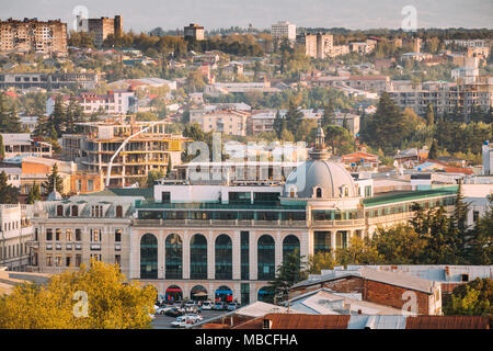 Kutaisi, Georgien. Gebäude der Bank In Davit Aghmashenebeli Square im sonnigen Herbst Abend. Stockfoto