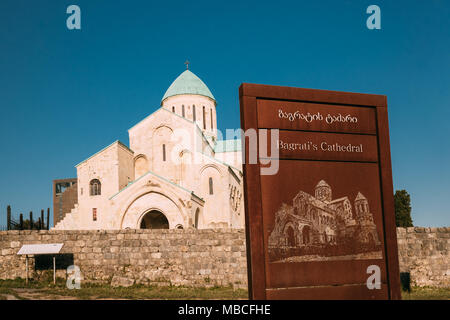 Kutaisi, Georgien. Alte Mauern von Bagrati Kathedrale. UNESCO-Weltkulturerbe. Wahrzeichen, Meisterwerk der mittelalterlichen georgianische Architektur. Stockfoto