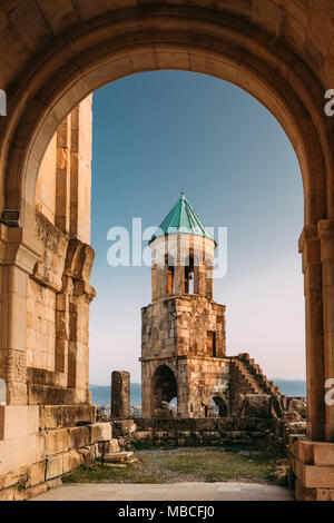 Kutaisi, Georgien. Alte Mauern und Glockenturm von Bagrati Kathedrale. UNESCO-Weltkulturerbe. Wahrzeichen, Meisterwerk der mittelalterlichen Georgischen Arc Stockfoto