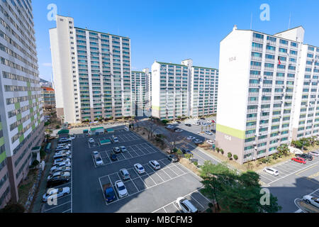 Jangyu, Südkorea - 16. März 2018: High Rise residential Apartment Gebäude im Süden der Provinz Gyeongsang Jangyu, Stockfoto