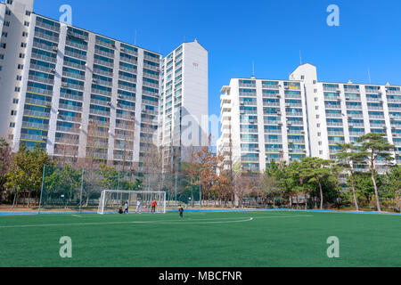 Jangyu, Südkorea - 16. März 2018: High Rise residential Apartment Gebäude im Süden der Provinz Gyeongsang Jangyu, Stockfoto