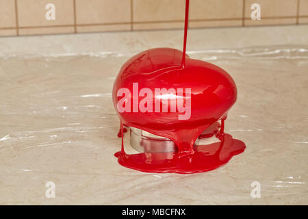 Prozess der Gießen rote Glasur auf Herz Form bilden Mousse Kuchen, hausgemachte Speisen Stockfoto