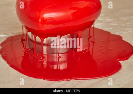 Prozess der Gießen rote Glasur auf Herz Form bilden Mousse Kuchen, hausgemachte Speisen Stockfoto