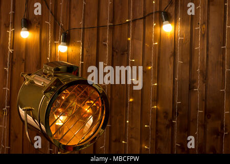 Loft innen orange Holzwand und vintage Licht Scheinwerfer Lampe retro Hintergrund Mock up Stockfoto