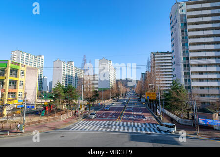 Jangyu, Südkorea - 16. März 2018: High Rise residential Apartment Gebäude im Süden der Provinz Gyeongsang Jangyu, Stockfoto