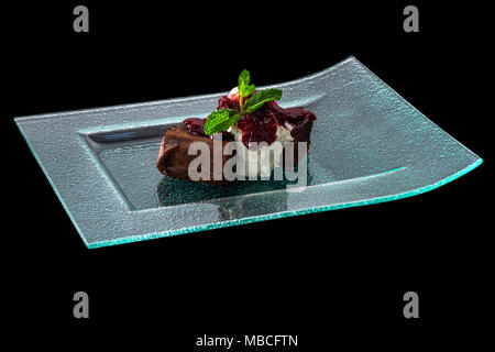 Chocolate Brownies mit Vanilleeis und Kirsche Konfitüre Stockfoto