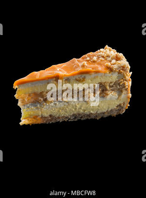 Köstliche piеce Kuchen mit Karamell Glasur auf schwarzem Hintergrund Stockfoto
