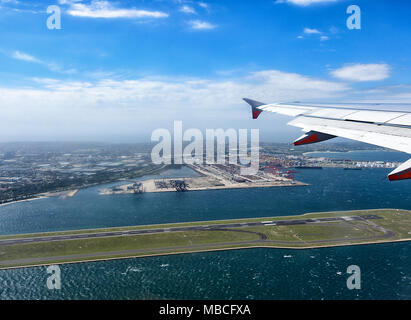 Luftaufnahme der Flughafen Sydney Start- und Landebahn über dem Meer gebaut, Australien Stockfoto