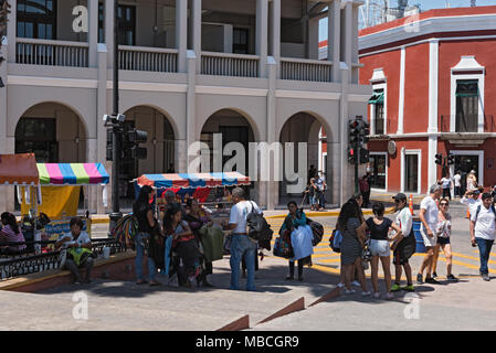 Stände an der Street Festival in der Plaza de la Independencia en Domingo die Merida Merida am Sonntag Stockfoto