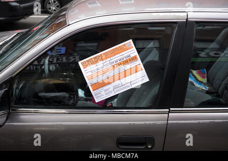 Ein Hinweis auf ein geparktes Auto in Cobble Hill, Brooklyn, die von der Stadt für das Parken Verletzung Verletzungen gebootet wurde. Stockfoto