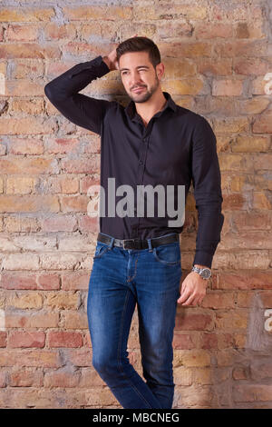 Porträt eines Denkens hübscher junger Geschäftsmann in einem schwarzen T-Shirt. Stockfoto
