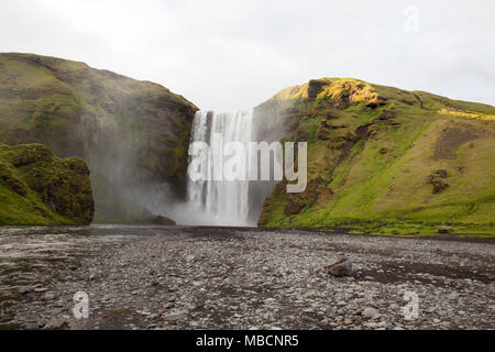 Skógafoss Wasserfall in Island auf der Skógá River im Süden von Island liegt an den Klippen der ehemaligen Küstenlinie. Stockfoto