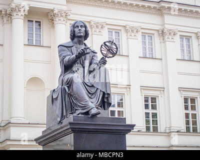 Nicolaus Copernicus Denkmal (von Bertel Thorvaldsen) in Warschau (Polen) vor dem staszic Palace, dem Sitz der Polnischen Akademie der Wissenschaften Stockfoto