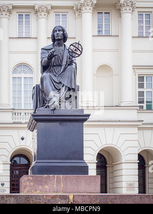 Nicolaus Copernicus Denkmal (von Bertel Thorvaldsen) in Warschau (Polen) vor dem staszic Palace, dem Sitz der Polnischen Akademie der Wissenschaften Stockfoto