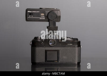 Nikon FE 35 mm SLR single lens reflex Filmkamera mit SB-10 Speedlight flash Stockfoto