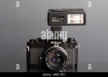 Nikon FE 35 mm SLR single lens reflex Filmkamera mit SB-10 Speedlight flash Stockfoto