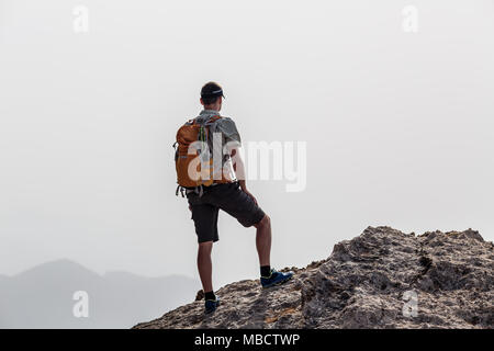 Menschen wandern in die berge, Inspiration und Motivation. Wanderer mit Rucksack auf der Oberseite des Berges auf schöne inspirierende Landschaft suchen. Stockfoto