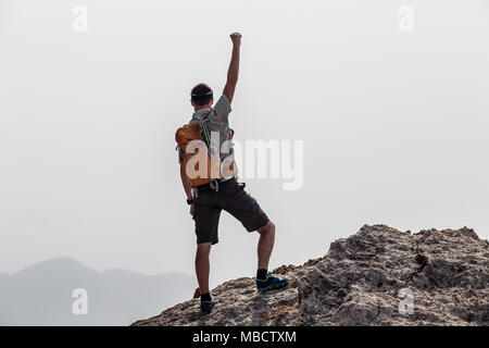 Erfolg und Leistung Business Konzept mit Menschen feiern mit Hand, Arm, ausgestreckt auf inspirierende Landschaft, Griechenland suchen. Stockfoto