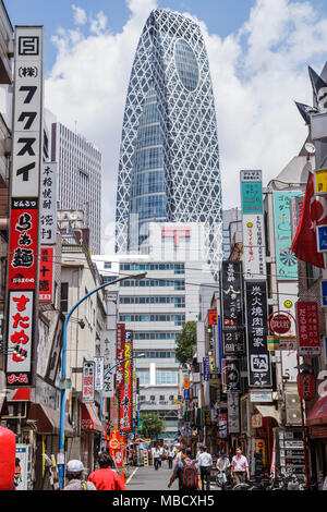 Tokyo Japan,Shinjuku,Kanji,characters,Symbols,Japanese English,Mode Gakuen Cocoon Tower,Hochhaus Wolkenkratzer Wolkenkratzer Gebäude Unternehmen Stockfoto