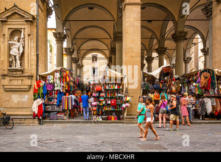 Florenz, Italien, Juni 2015: Touristen und Florentiner Wandern und Einkaufen in der historischen Mercato del Porcellino (Schwein) in der Mitte des Florenc Stockfoto