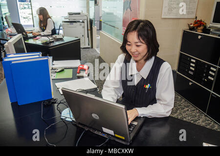 Tokio Japan, Asien, Orient, Shinjuku, Shinjuku NS Gebäude, Büroangestellte, Arbeiter, Asiaten Ethnische Immigranten Minderheit, Oriental, Frauen fem Stockfoto