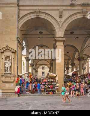 Florenz, Italien, Juni 2015: Touristen und Florentiner Wandern und Einkaufen in der historischen Mercato del Porcellino (Schwein) in der Mitte des Florenc Stockfoto