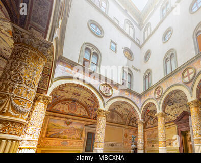 Florenz, Italien, Juni 2015: Innenhof des Palazzo Vecchio (Alter Palast) in Florenz mit verzierten Säulen, Bögen und Fresken aus dem Aus Stockfoto