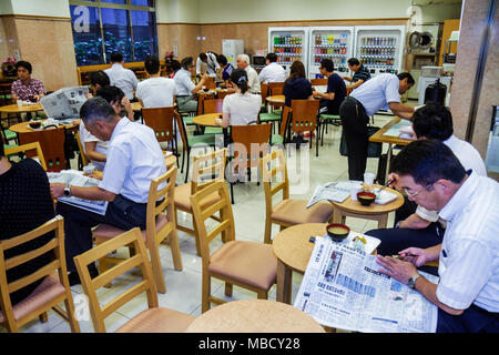 Tokio Japan, Ikebukuro, Toyoko Inn Ikebukuro Kita guchi No. 2, Hotel, Frühstücksraum im Buffetstil, Gäste, Abendessen, Getränkeautomat, asiatischer Orient Stockfoto