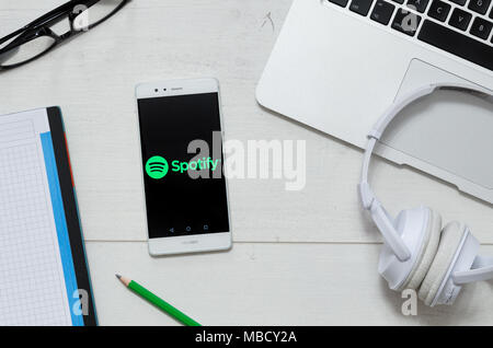 WROCLAW, Polen - 29. MÄRZ 2018: Spotify ist eine Musik Service, bietet rechtliche Streaming Musik. Mit Spotify Logo auf dem Schreibtisch Smartphone. Stockfoto