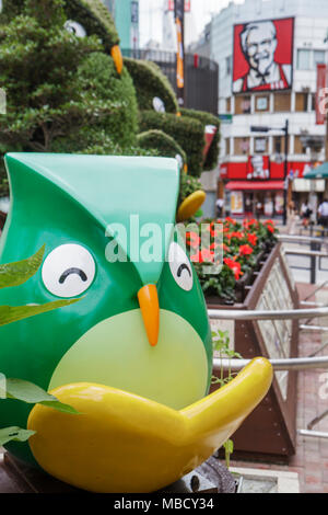 Tokio Japan, Asien, Orient, Ikebukuro, topiary, Pflanzen geformt wie Eule, Eulen, Charakter, City plaza, Park, KFC, Fast Food, Franchise, Restaurant Restaurants Essen di Stockfoto