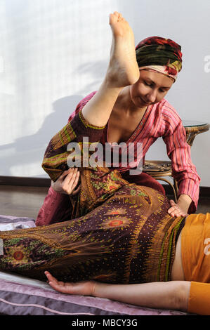 Thai Massage. Der Therapeut kneten Patienten Oberschenkel, Hüfte und zurück zum Patienten. Stockfoto