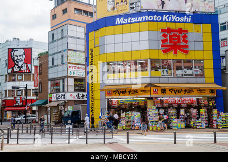 Tokio Japan, Ikebukuro, Unternehmen, Bezirk, Kanji, japanisches Englisch, Straßenszene, Mensumoto Kiyoshi, Apotheke, Drogerie, KFC Kentucky Fried Chicken, Fast Foo Stockfoto