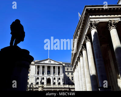 London, England, UK. Bank von England auf Threadneedle Street, Royal Exchange (R) und die Statue von James Henry Greatehead (L) Stockfoto