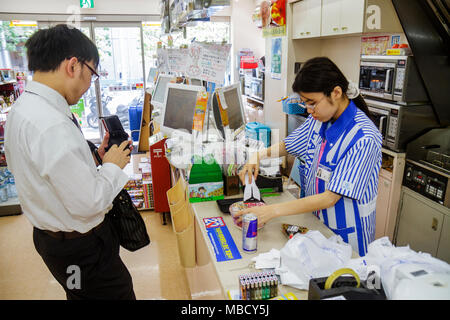 Tokio Japan, Asien, Orient, Ryogoku, Kanji, Japanisches Englisch, Lawson Convenience Store, innen, Shopping Shopper Shopper Shopper Shop Shops Market Markets ma Stockfoto