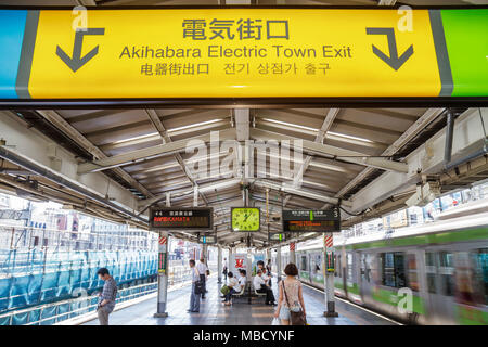 Tokio Japan, Akihabara JR Station, Zug, U-Bahn, Zug, Zug, Bahnsteig, Electric Town, Schild, directions, Kanji, Japanisch Englisch, Pendler, Japanisch, Orientalisch, Ja Stockfoto