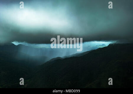 Dramatische Aussicht in die Berge bei starkem Regen. Stockfoto