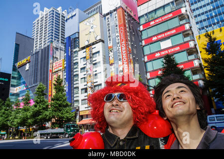 Tokio Japan, Akihabara, Electric Town, Chuo Dori Street, Kanji, Japanisch Englisch, Asiatisch-orientalisch, Männer männliche Erwachsene Erwachsene, Cosplay, Kostümspiel, Outfit, rotes W Stockfoto