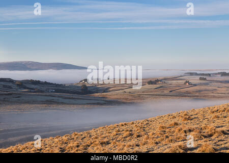 Hadrian's Wall im Winter - niedrig liegenden Nebel bleibt über haltwhistle in dieser Ansicht von Cawfield Crags. Kalte fiel können am Horizont gesehen werden. Stockfoto