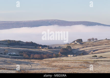 Hadrian's Wall im Winter - niedrig liegenden Nebel bleibt über haltwhistle in dieser Ansicht von Cawfield Crags. Kalte fiel können am Horizont gesehen werden. Stockfoto